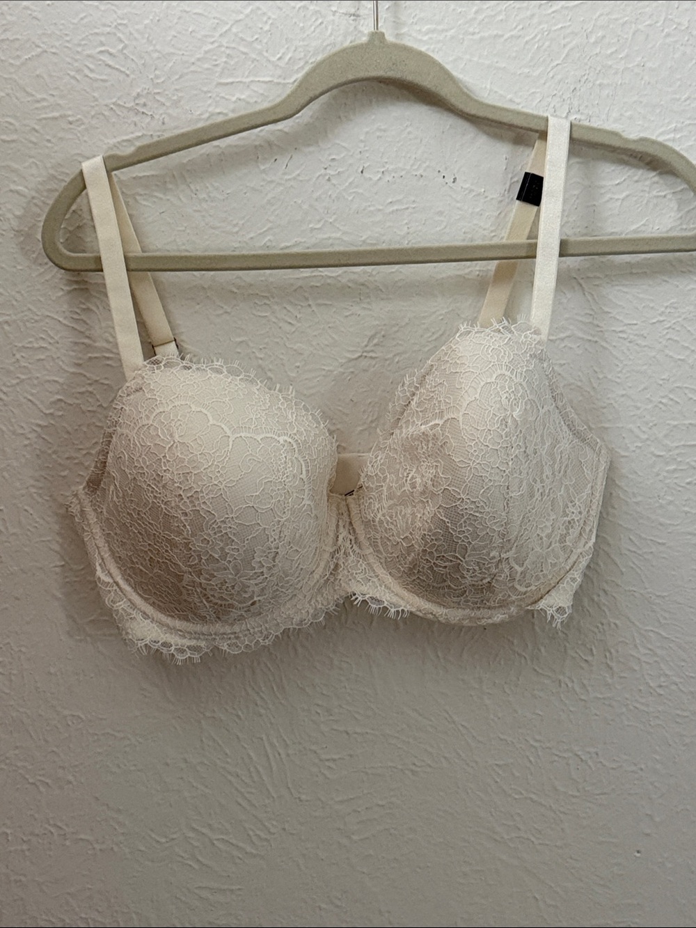🕊️🕊️🕊️ BOGOHO 🕊️🕊️🕊️ VICTORIA’S SECRET Lace Push-Up Bra in Ivory -36DDD